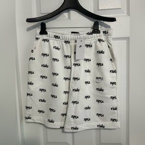 BNWT MEN NIKE WHITE LOGO AOP 9” TRAINING SWEAT LOUNGE SHORTS DQ2210 US SMALL (S)